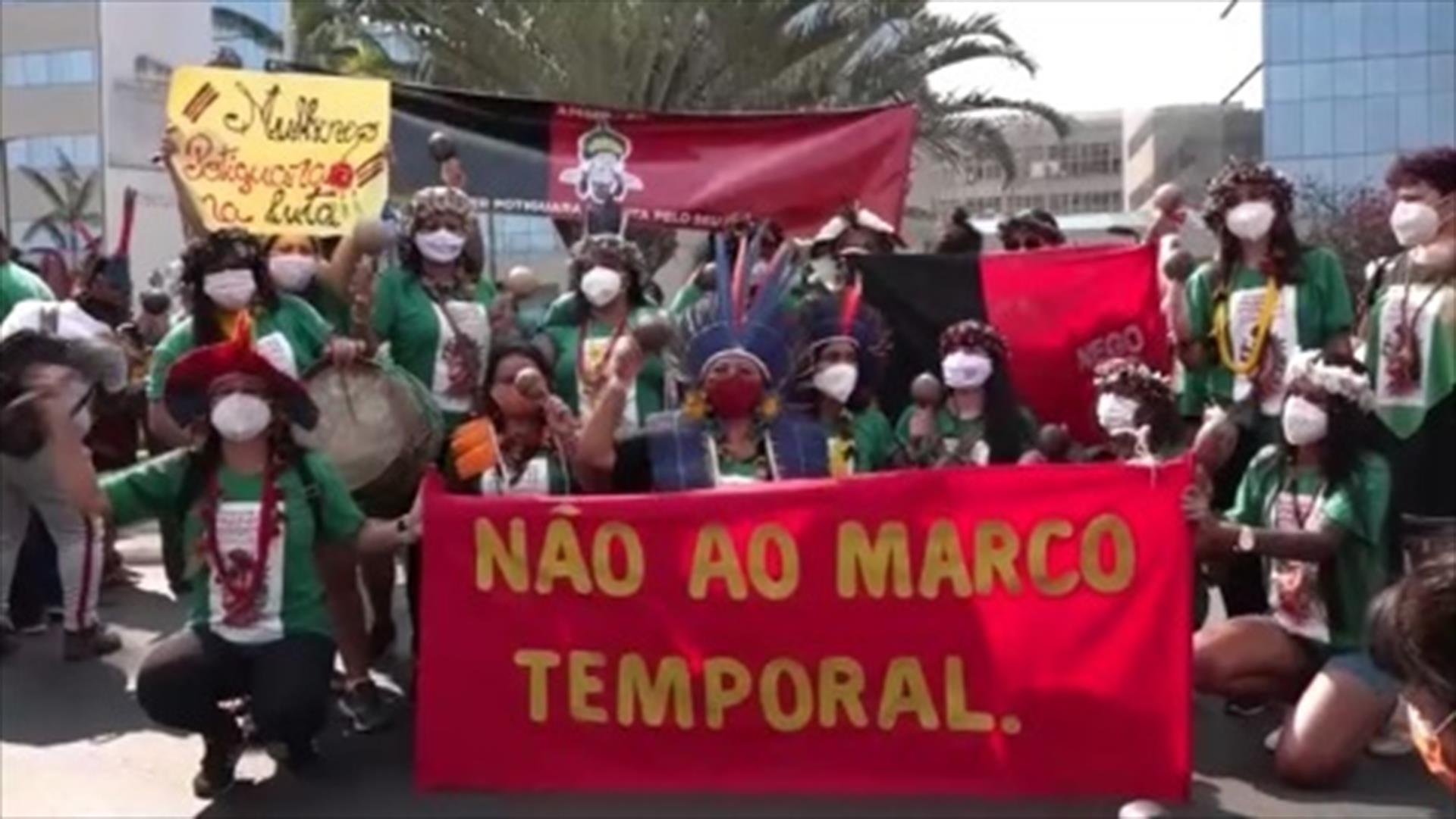 Miles de mujeres indígenas marchan en Brasil por sus derechos