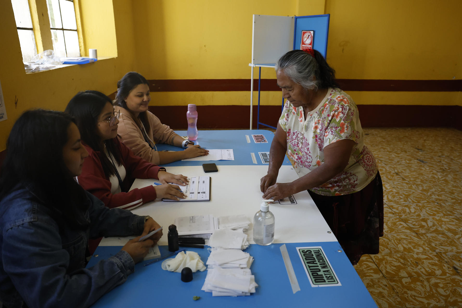 Los centros de votación cierran en Guatemala para empezar conteo de