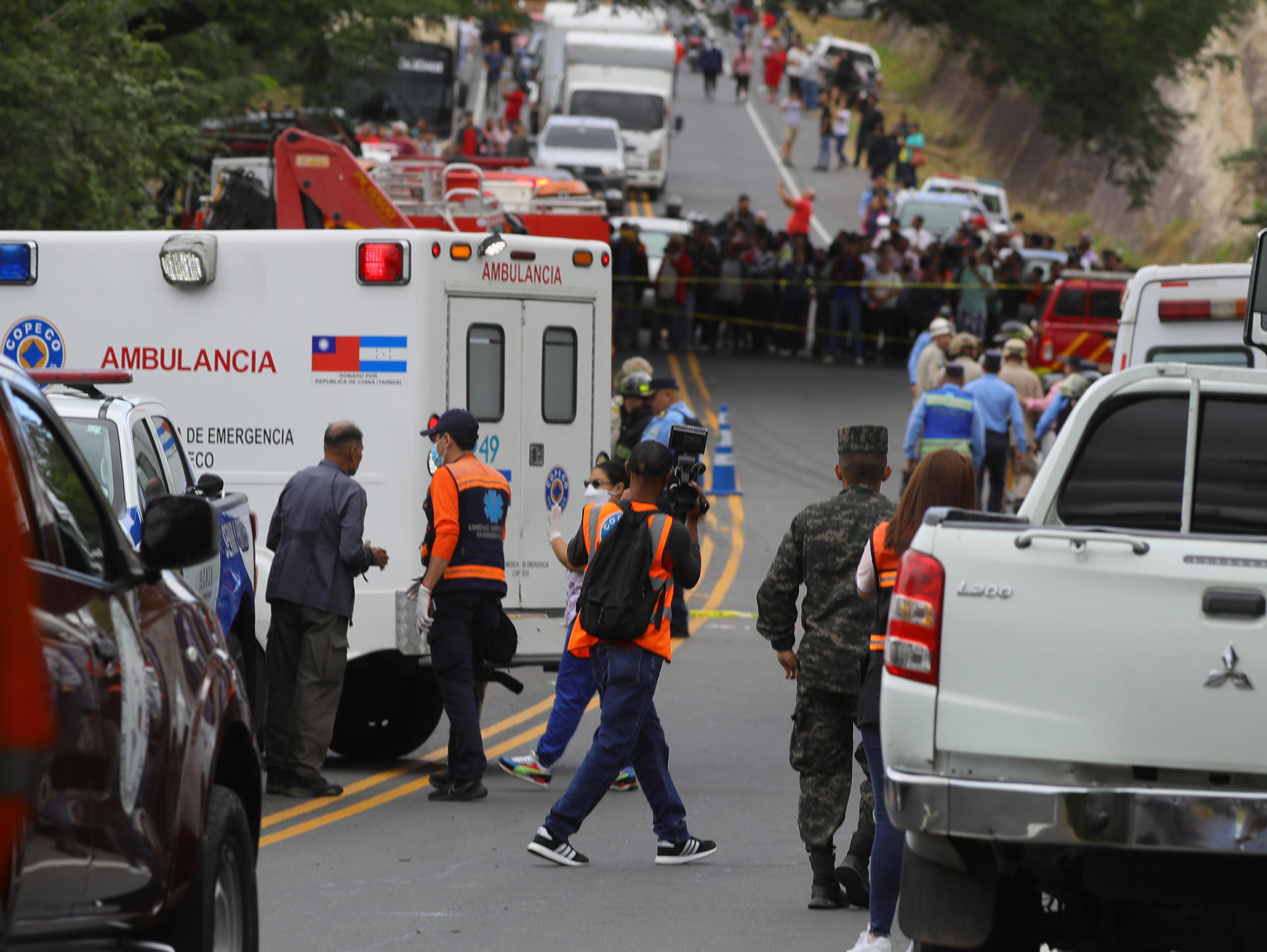 Al menos 11 muertos y una veintena de heridos al caer autobús por un