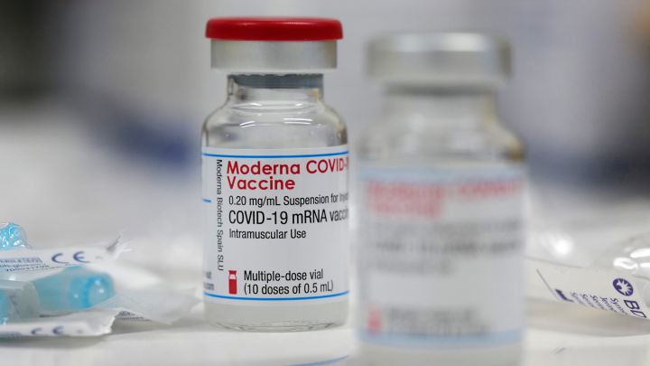 Moderna cree será necesaria tercera dosis de vacuna contra el COVID