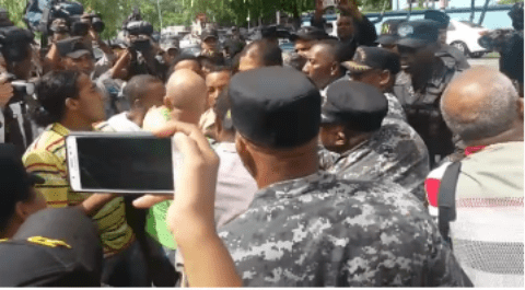 Activistas denuncian represión policial y compañeros apresados frente a Procuraduría