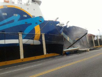 Barco Ferries del Caribe impacta verja perimetral en Avenida del Puerto