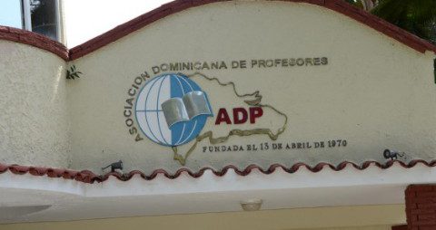ADP rechaza informe que excluye más de 3,000 maestros de nómina
