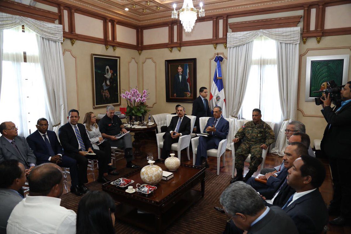Danilo Medina reunido con autoridades de localidades afectadas por huracán María