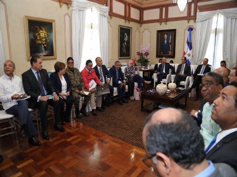 Comisión Nacional de Emergencia se reúne con presidente Medina tras avance huracán Irma