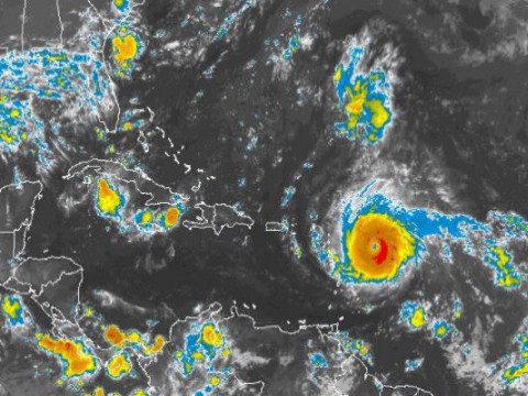 Centro de Huracanes de Miami informa Irma alcanza categoría 5