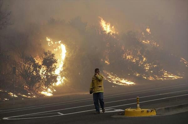 Incendios forestales en California dejan 11 muertos, 100 desaparecidos y 20.000 evacuados