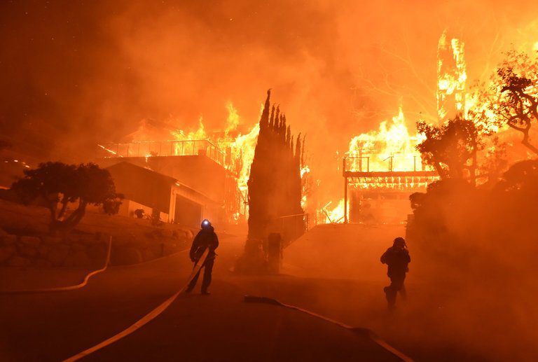 EE UU: Fuertes incendios en California obligan evacuación masiva