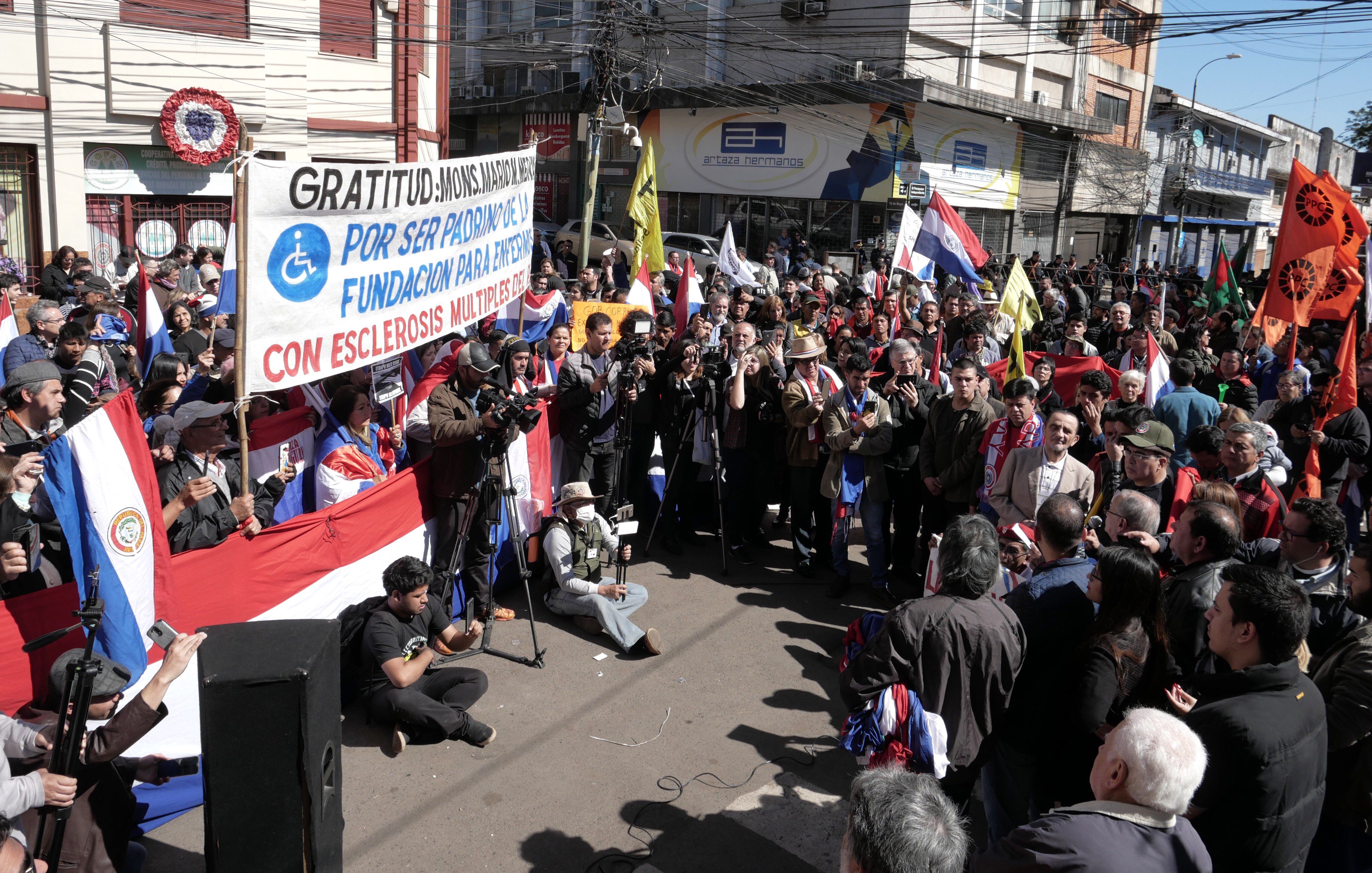 Resultado de imagen para Grupos religiosos y la oposiciÃ³n paraguaya claman la destituciÃ³n del presidente