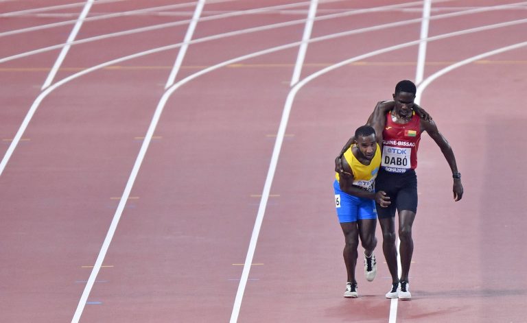 Corredor Ayuda A Compañero Lesionado A Terminar Carrera En Mundial Atletismo De Qatar N Digital 9930