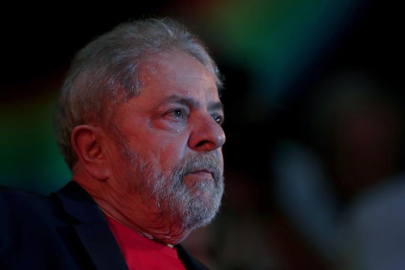 Lula adelanta a Bolsonaro con el 70,00 % escrutado en Brasil