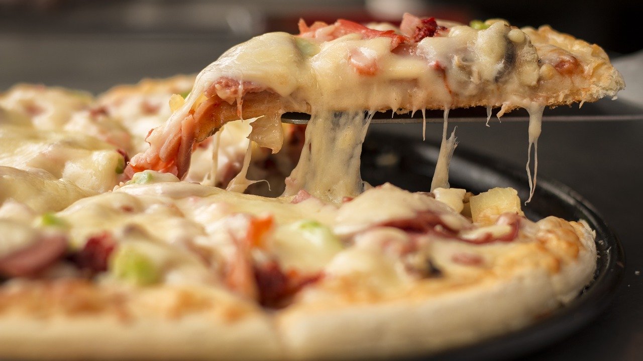 La pizza se posiciona entre las comidas preferidas para celebrar el mes del amor y la amistad