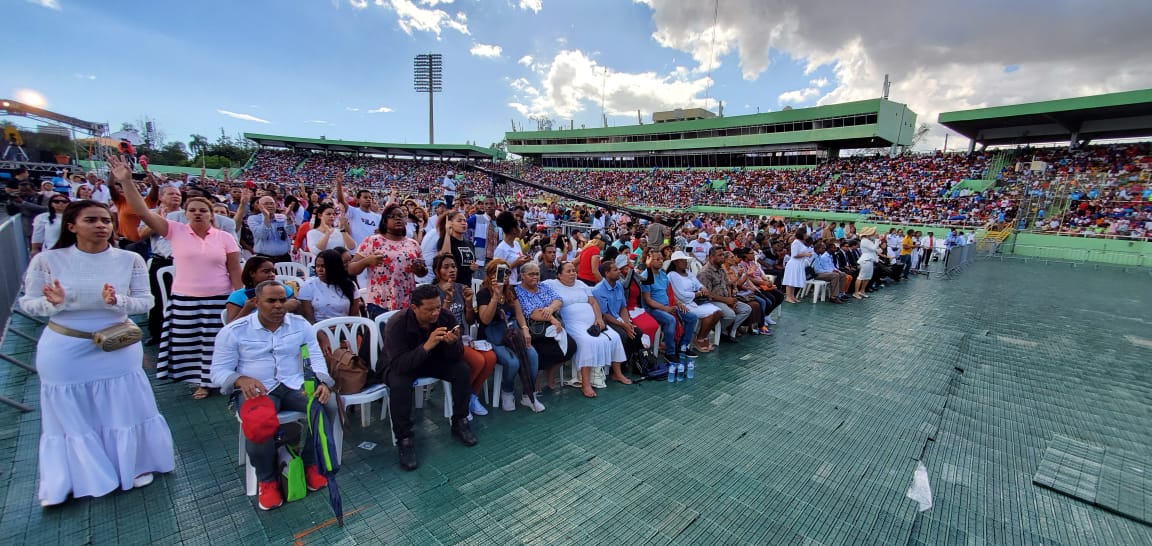 Miles de evangélicos se congregan en el Estadio Olímpico para celebrar