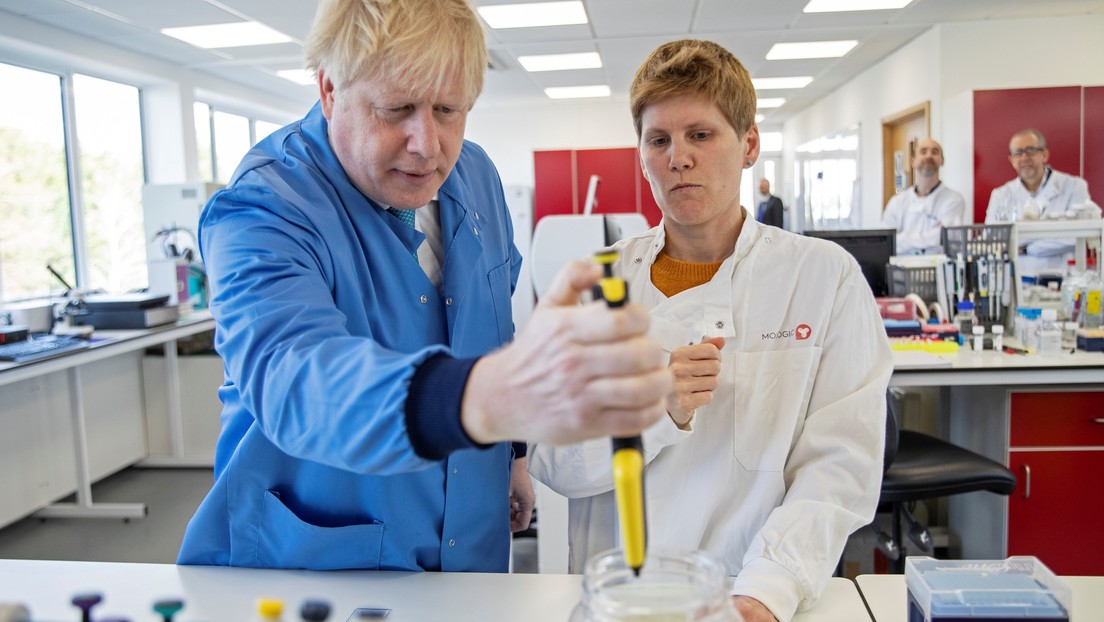 Primer ministro de Reino Unido durante tour a laboratorio Bedfordshire