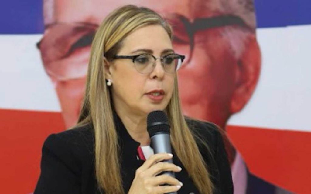 Sergia Elena Mejía de Seliman, compañera de boleta de Leonel Fernández, se refiere a público con micrófono en mano