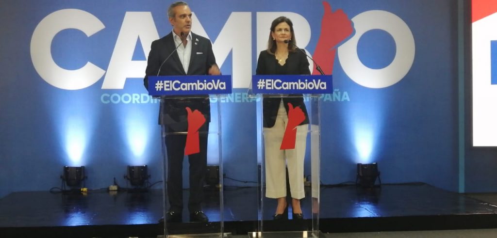 Luis Abinader, candidato a la presidencia por el PRM, junto a su compañera de boleta, Raquel Peña durante anuncio de candidata vicepresidencial.