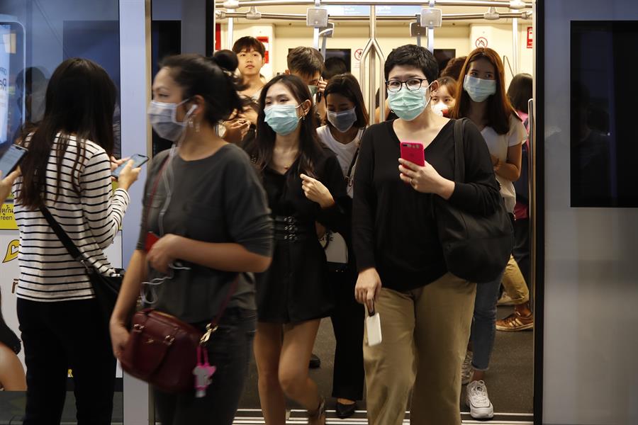 Nacionales asiáticos usan mascarillas médicas como medida preventiva al coronavirus en el transporte público