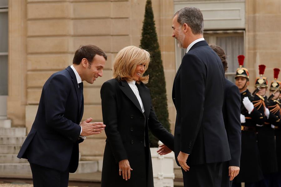 Presidente de Francia y su esposa durante encuentro con reyes de España en la sede de la Presidencia francesa