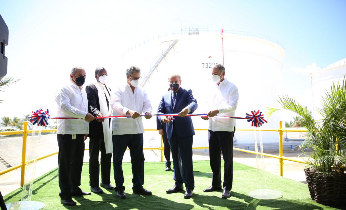 El presidente Danilo Medina puso en funcionamiento este lunes dos tanques para servicio de Gasolina/Gasoil