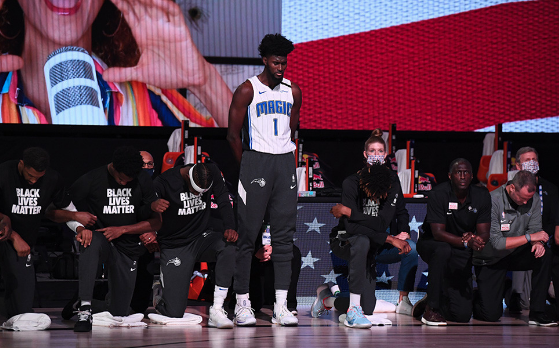 Jonathan Isaac se convierte en el primer jugador de la NBA que no se arrodilla durante el himno