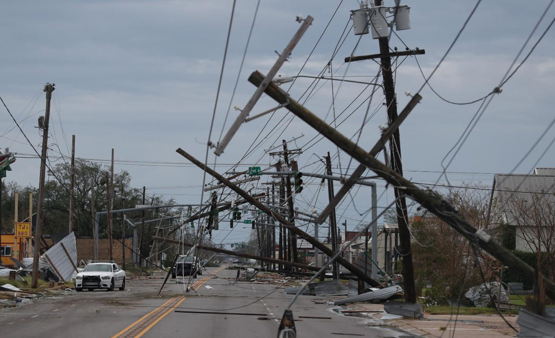 El poderoso huracán Laura ha dejado al menos 15 fallecidos a su paso por Estados Unidos, mientras que miles de vecinos de Luisiana y Texas se han quedado sin electricidad y agua y no saben cuándo podrán volver a acceder a esos servicios.