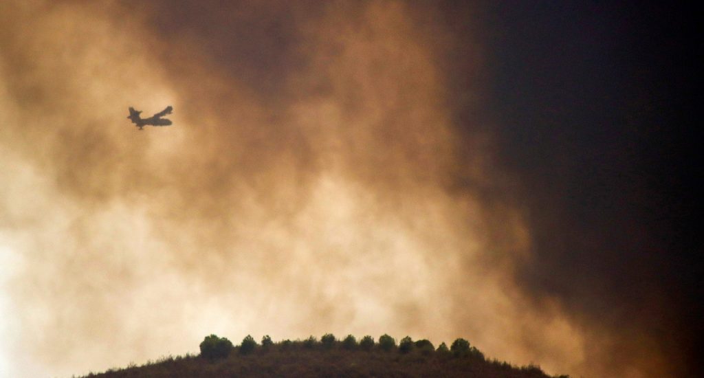 ALMONASTER LA REAL (HUELVA) 27/08/2020 - Un hidroavión en labores de extinción del incendio declarado esta tarde en el término municipal de Almonaster la Real (Huelva), donde han sido desalojadas las aldeas de Cueva de la Mora y Monteblanco.EFE/Julián Pérez