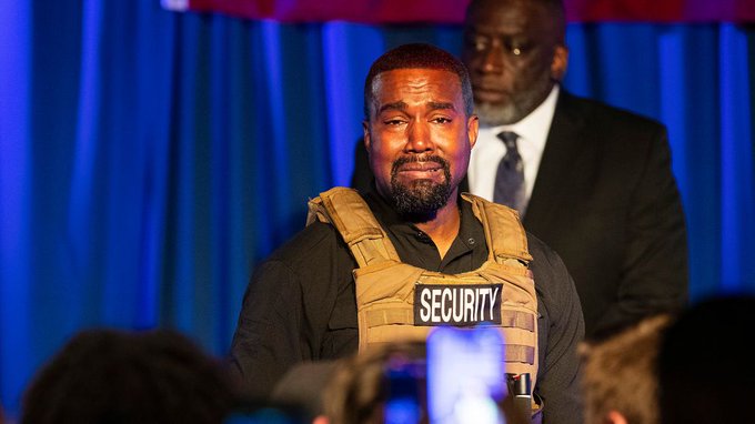 Kanye West llorando durante un acto político