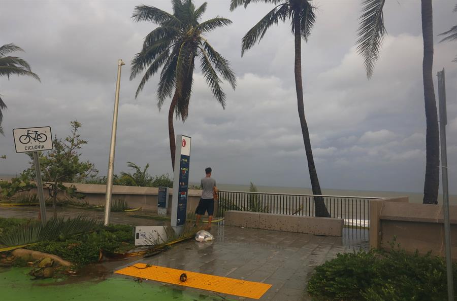 Un hombre observa el estado de la playa en San Juan, Puerto Rico.