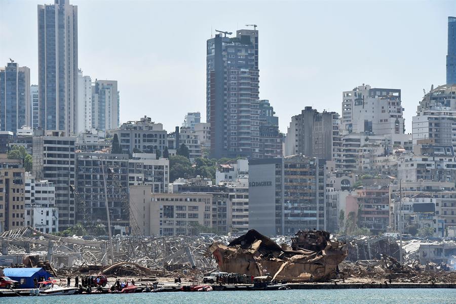 Una vista del área portuaria destruida por explosión