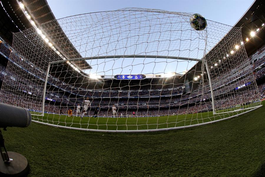 El balón entra en la portería del Real Madrid, durante un partido de liga. EFE/