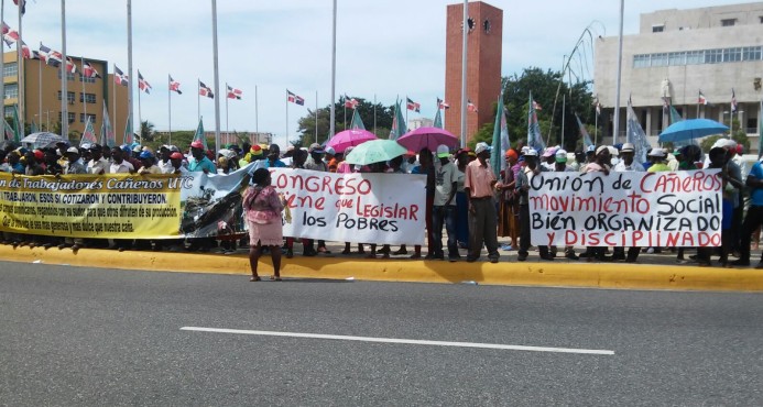 Cañeros reclaman pensiones frente al Congreso Nacional