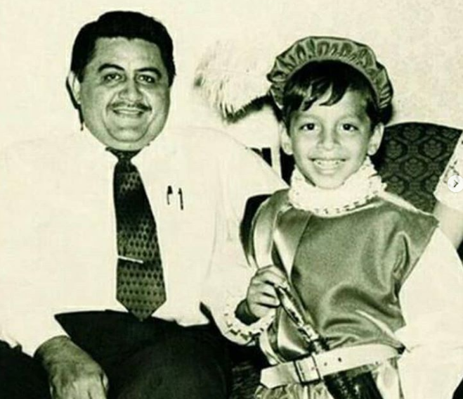 Daniel Sarcos junto a su padre
