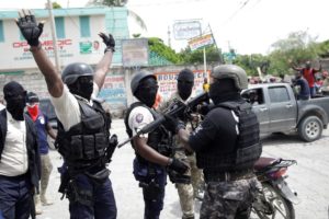 Policías protestan en Haití.