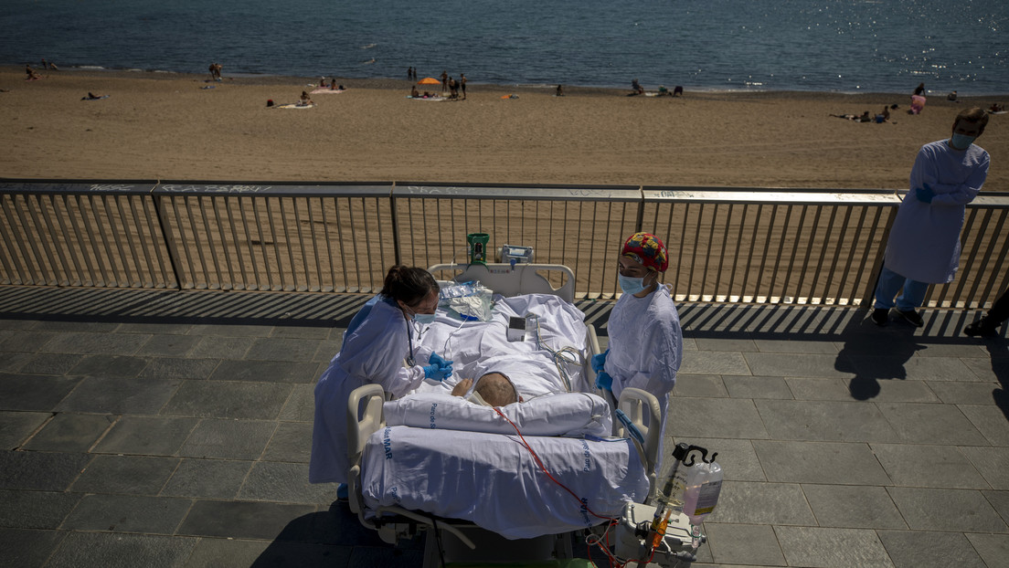 Pacientes de coronavirus en la playa.