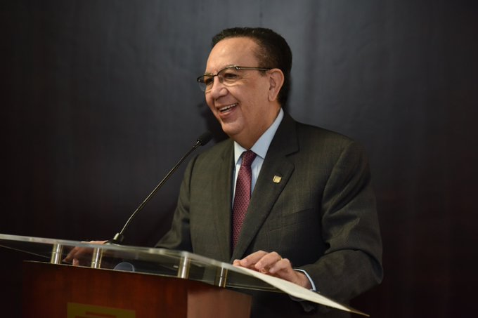 Héctor Valdez Albizu, gobernador del Banco Central