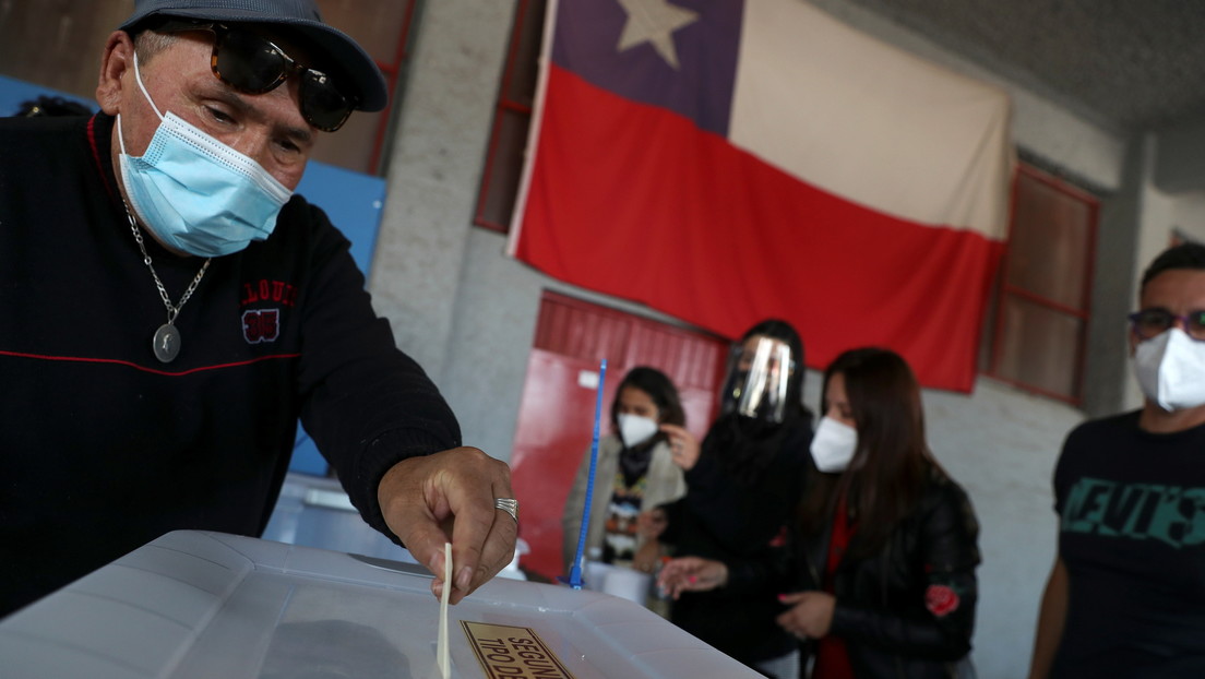 Hombre votando en plebiscito de Chile