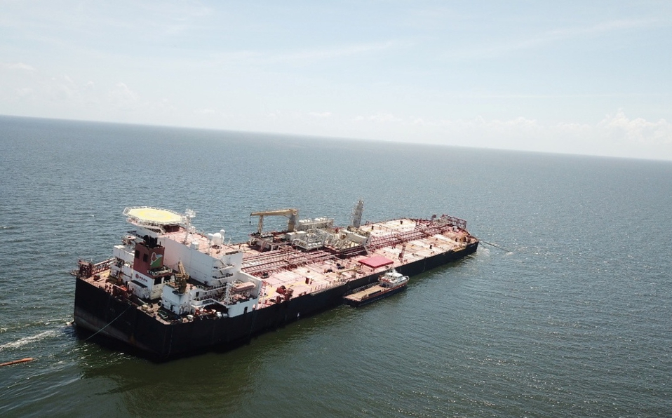 Vigilan barco con 1.3 millones de barrilles de petróleo que amenaza ambientalmente al Caribe