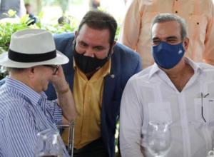 Hipólito Mejía y Luis Abinader durante un almuerzo en La Vega junto a productores agropecuarios y empresarios. 