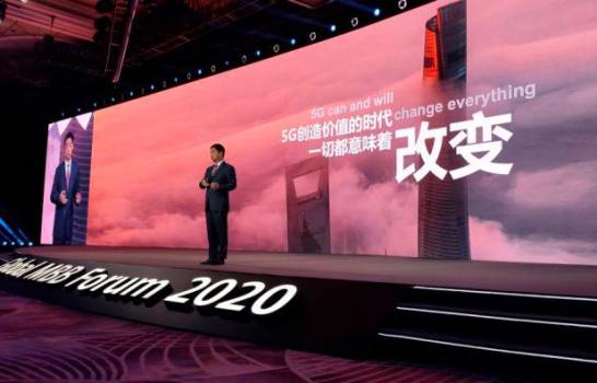 El vicepresidente de Huawei, Ken Hu, durante su discurso pronunciado ante un foro de telecomunicaciones, celebrado hoy en la ciudad oriental china de Shanghái