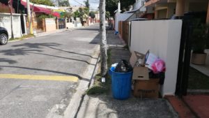 Los residentes del municipio sacan los desperdicios al no soportar el hedor en sus casas. Foto: Franklin Guerrero.