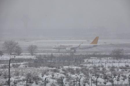 Nieve obliga a Aeropuerto de Madrid a paralizar labores