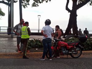 Motoristas al ser detenido por Digestt.