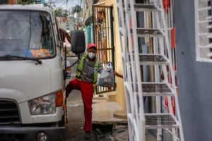 Brigadas recogen basura en barrios de Santo Domingo Este.