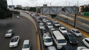 Congestión vehicular durante toque de queda en fin de semana.