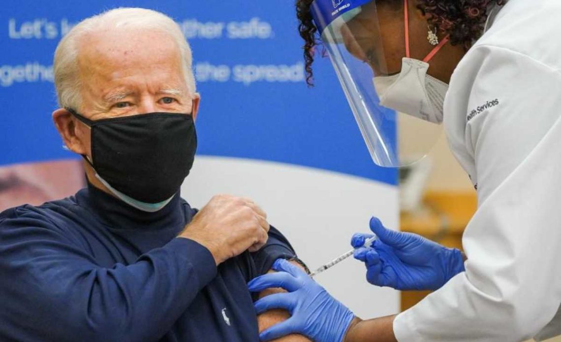 Joe Biden recibiendo vacuna contra covid-19