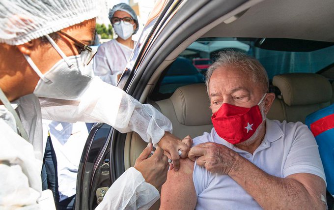 Lula se vacuna y le pide a Bolsonaro que deje de ser ignorante y negacionista