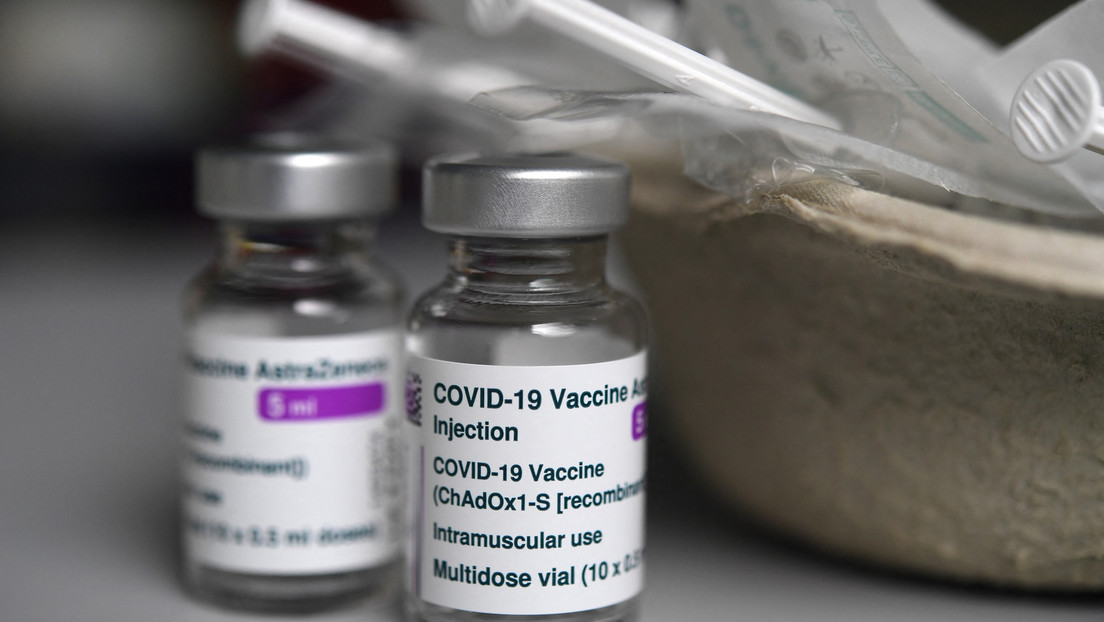 Autoridades irlandesas recomiendan detener temporalmente la vacunación con AstraZeneca