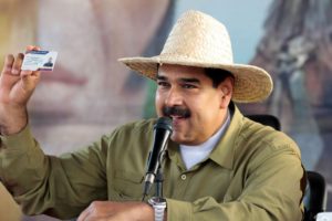 Nicolás Maduro con carnet en mano