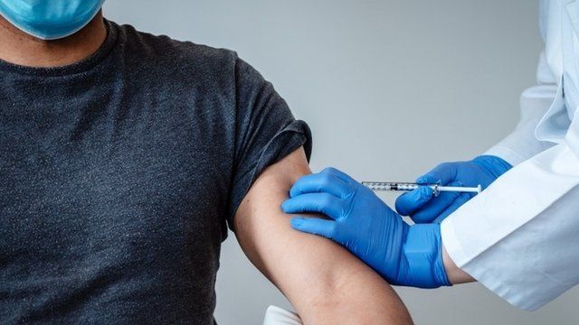 Pfizer dice que efectividad de su vacuna contra el covid-19 dura al menos seis meses
