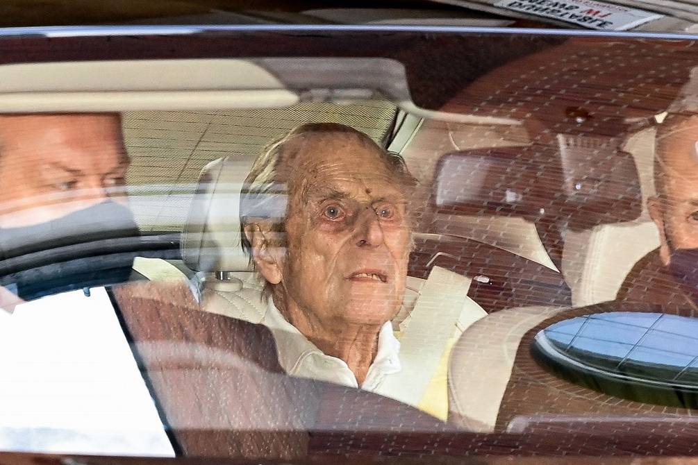 Príncipe Felipe saliendo del hospital
